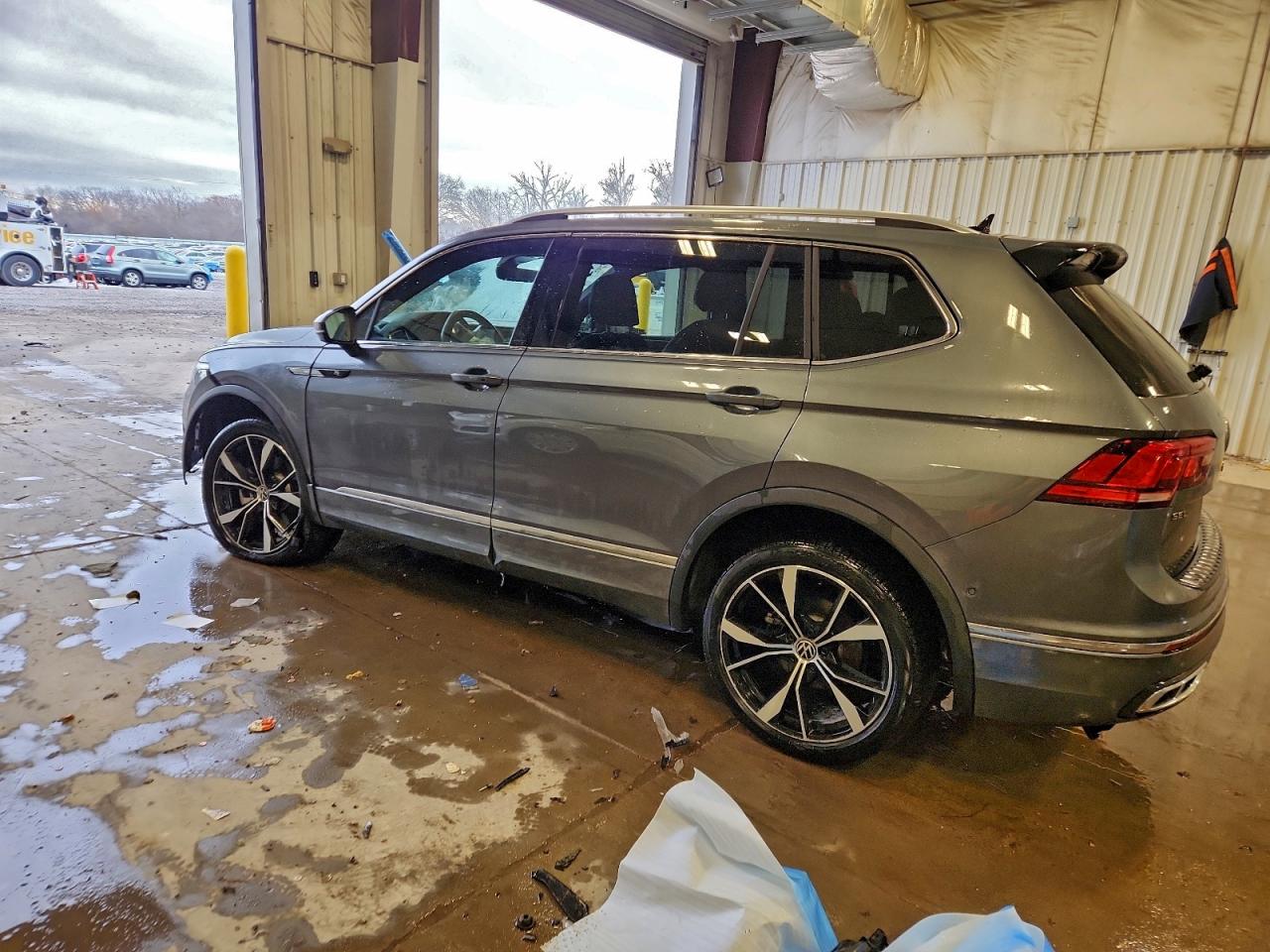 2024 VOLKSWAGEN TIGUAN SEL R-LINE BLACK photo 3