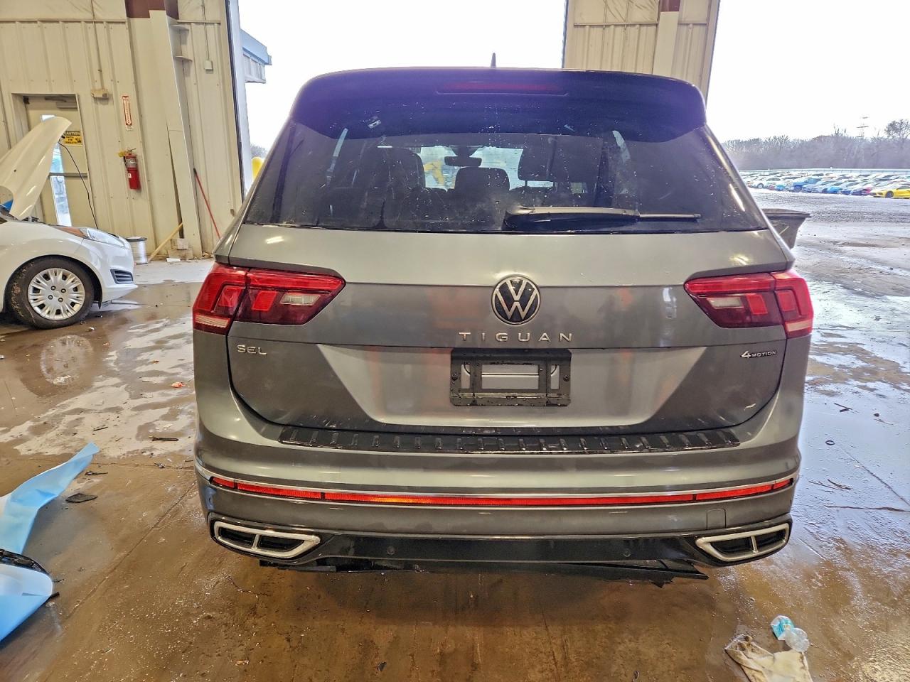 2024 VOLKSWAGEN TIGUAN SEL R-LINE BLACK photo 11