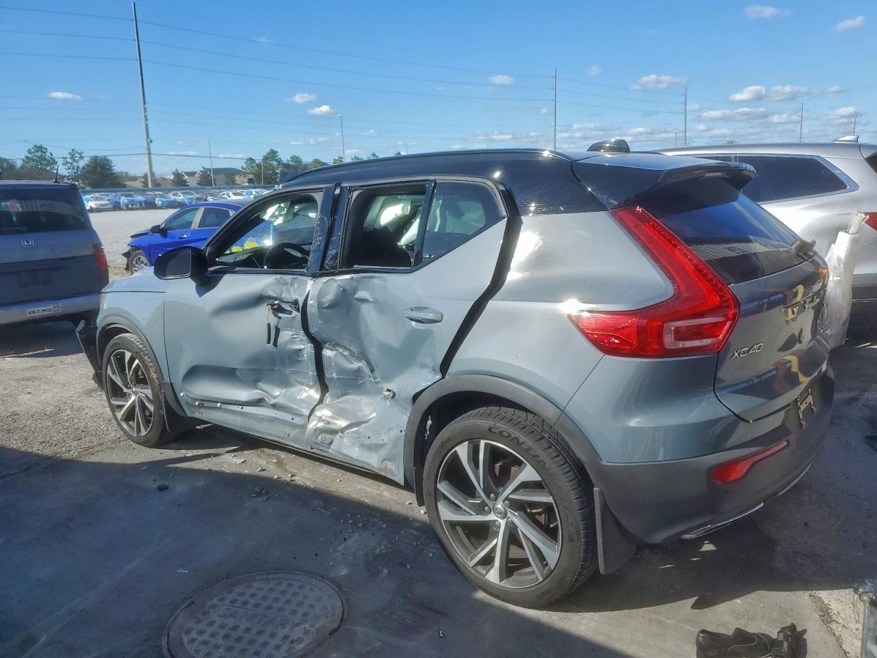 2020 VOLVO XC40 T5 R-DESIGN photo 3