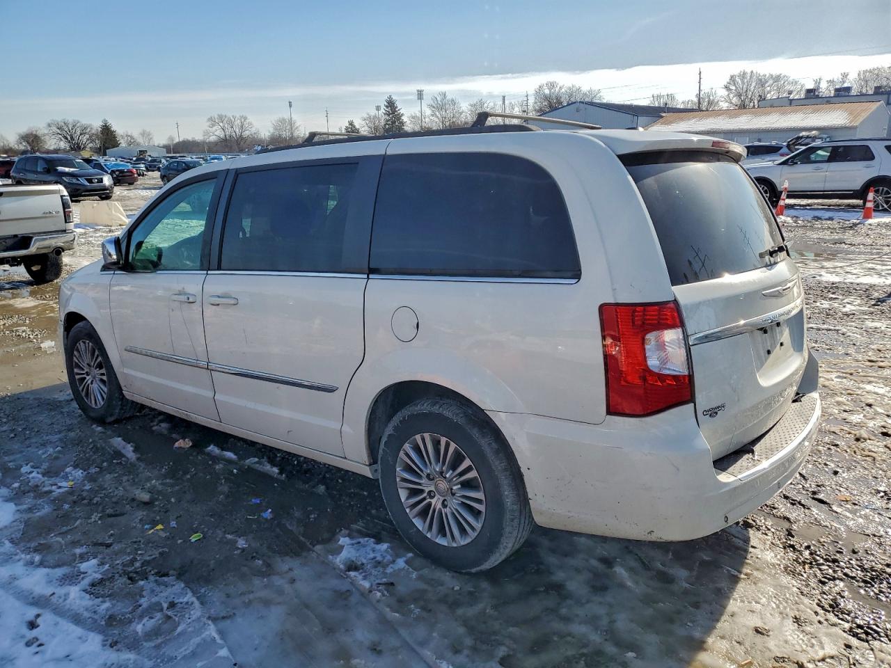 2013 CHRYSLER TOWN & COUNTRY TOURING L photo 2
