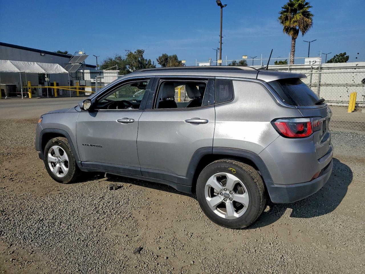 2019 JEEP COMPASS LATITUDE photo 4