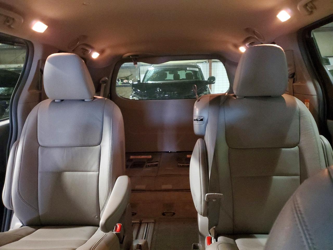 2015 TOYOTA SIENNA XLE photo 10