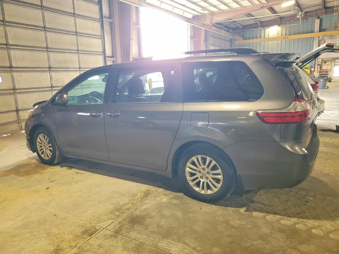 2015 TOYOTA SIENNA XLE photo 2