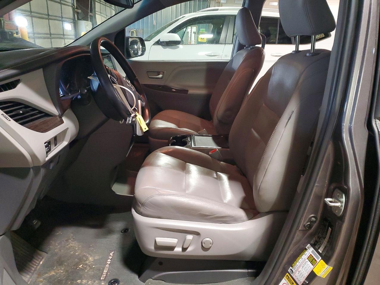 2015 TOYOTA SIENNA XLE photo 7