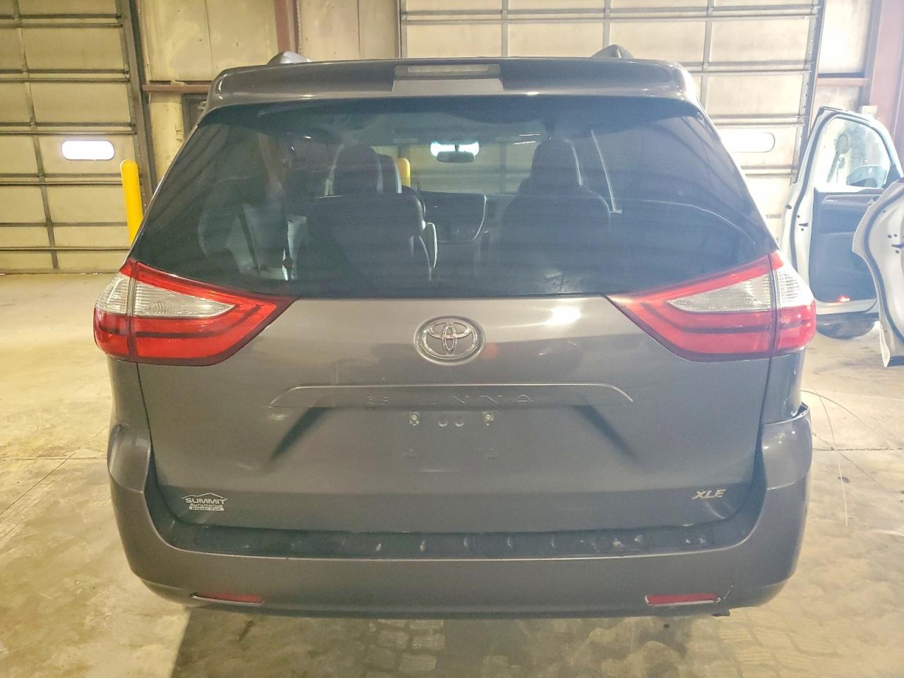 2015 TOYOTA SIENNA XLE photo 6
