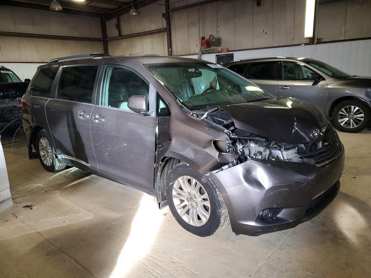 2015 TOYOTA SIENNA XLE photo 4