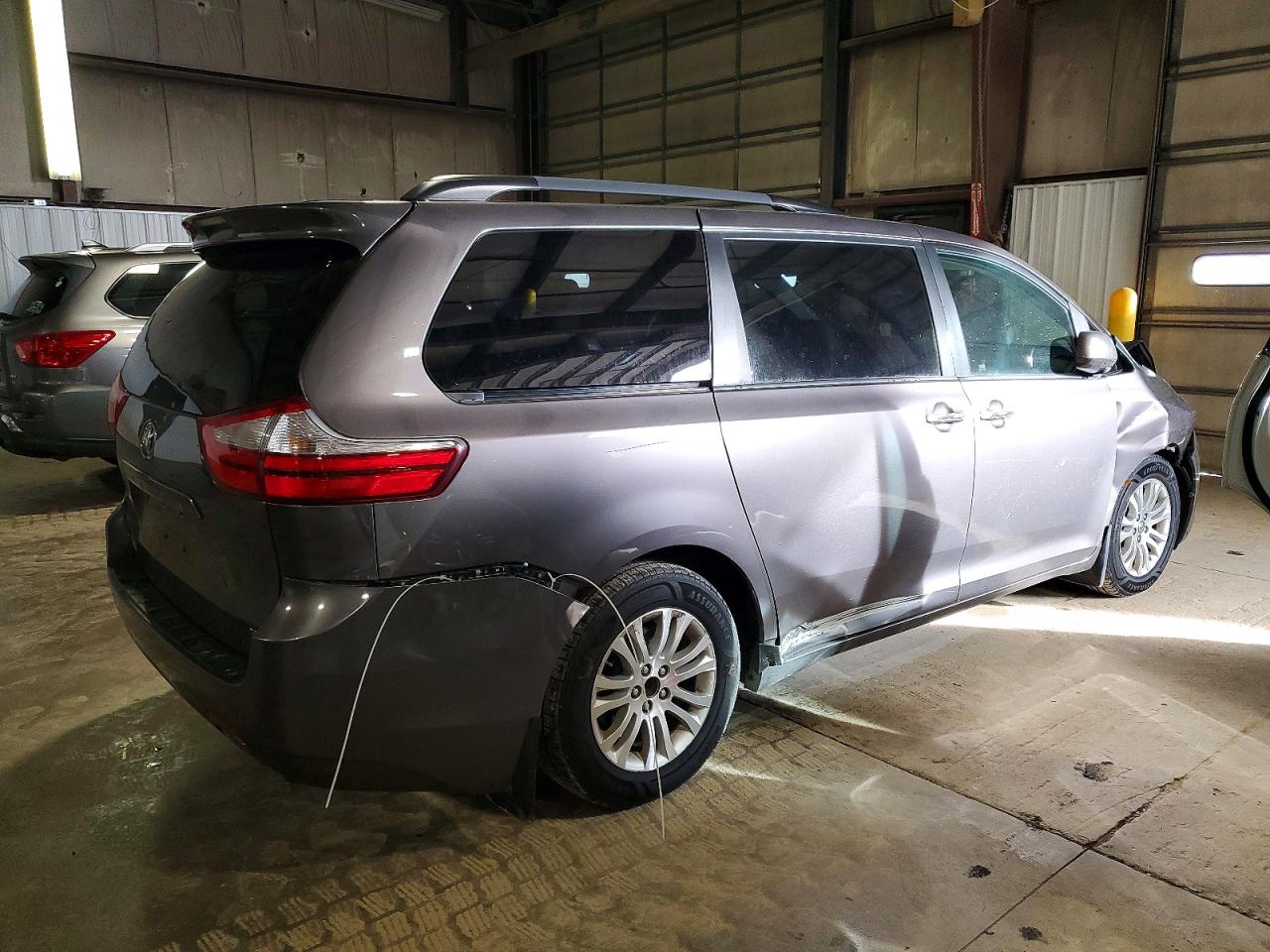2015 TOYOTA SIENNA XLE photo 3