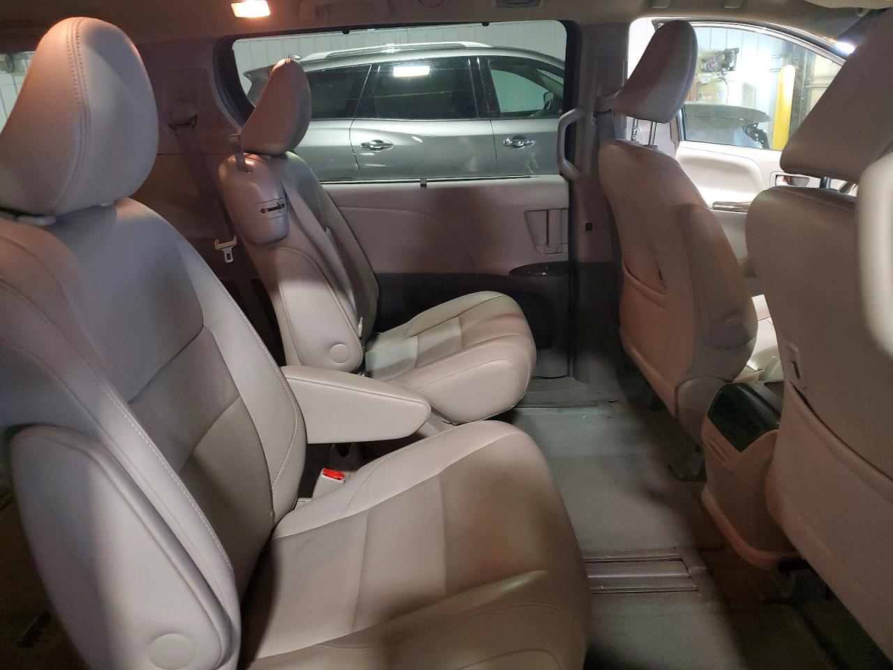 2015 TOYOTA SIENNA XLE photo 11