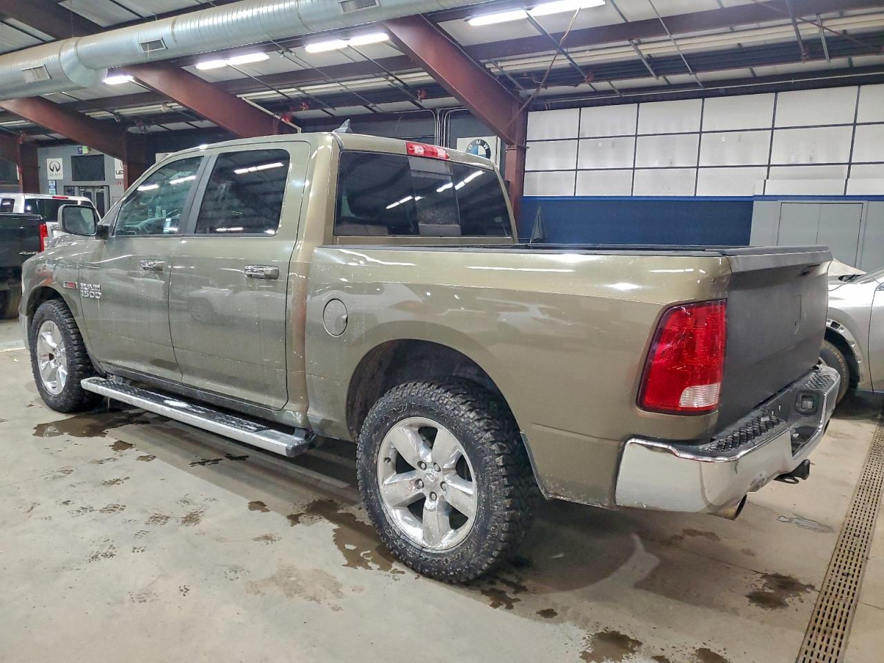 2015 RAM 1500 SLT photo 4
