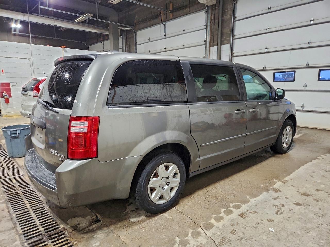 2010 DODGE GRAND CARAVAN SE photo 3
