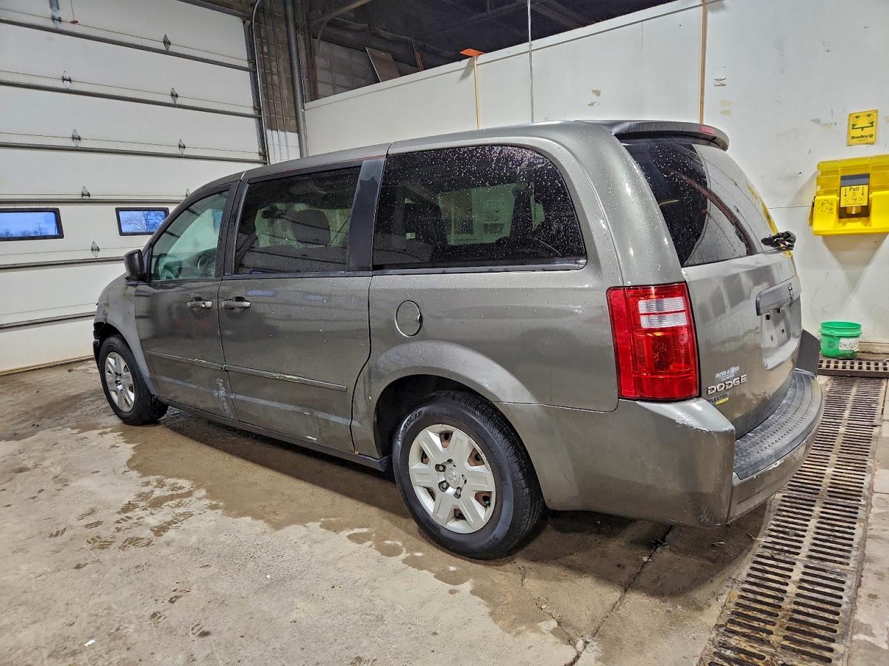 2010 DODGE GRAND CARAVAN SE photo 2