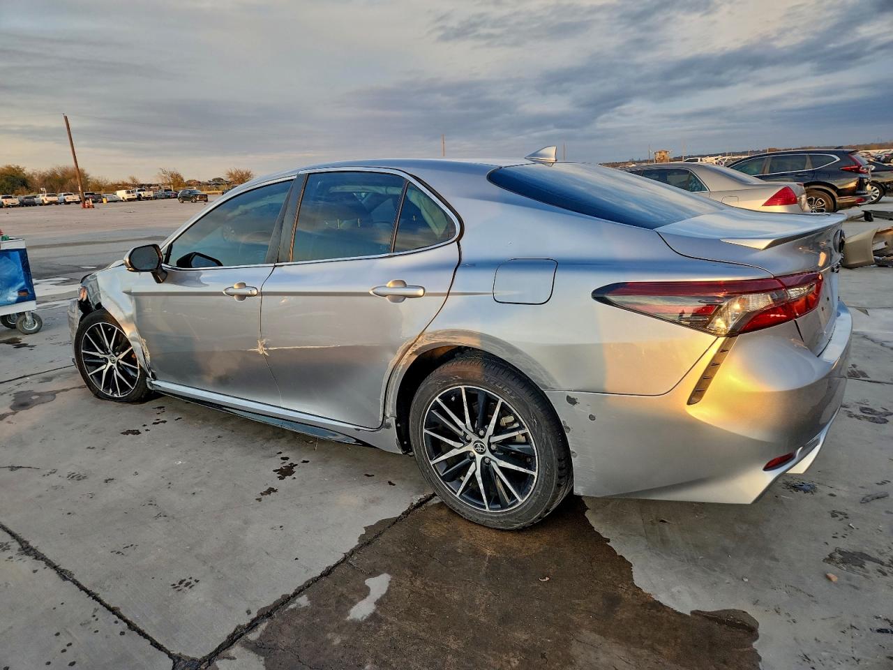 2022 TOYOTA CAMRY SE photo 3