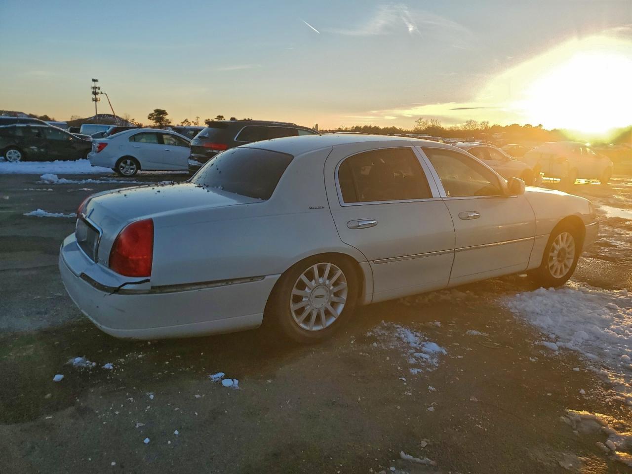 2007 LINCOLN TOWN CAR SIGNATURE photo 3
