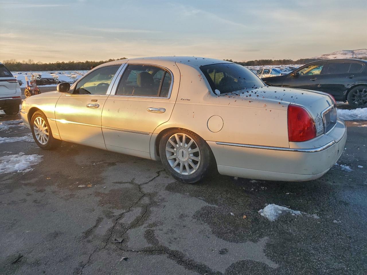 2007 LINCOLN TOWN CAR SIGNATURE photo 2