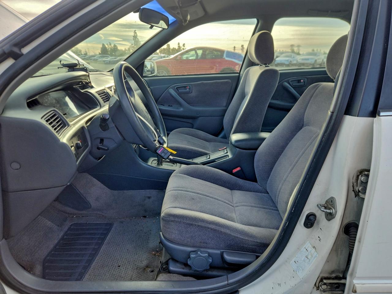 1997 TOYOTA CAMRY LE photo 7
