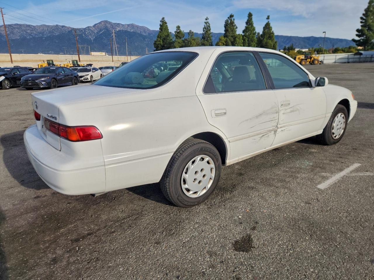 1997 TOYOTA CAMRY LE photo 3