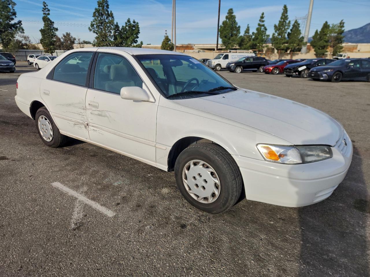 1997 TOYOTA CAMRY LE photo 4