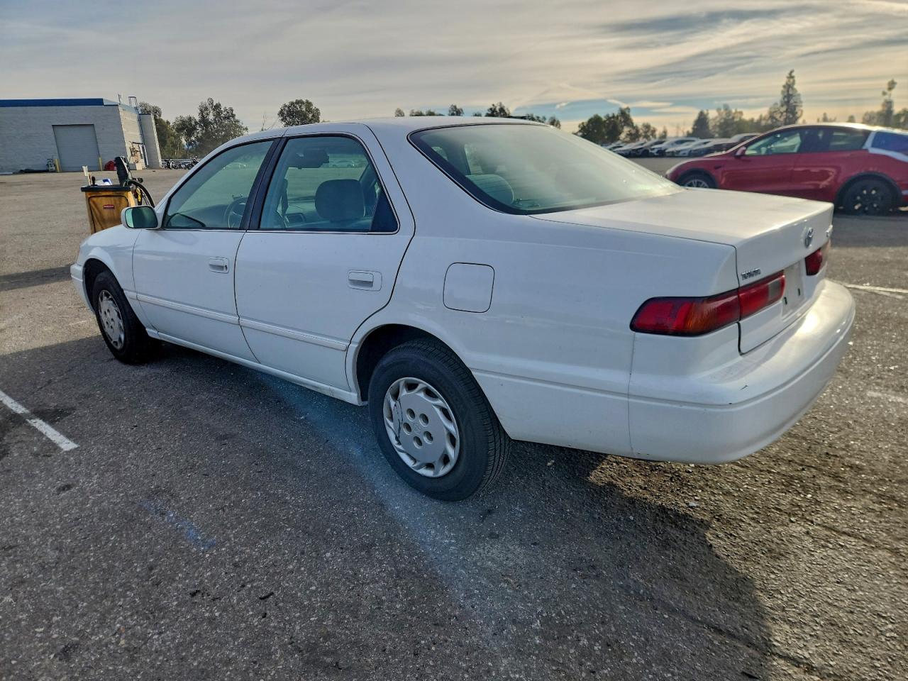 1997 TOYOTA CAMRY LE photo 2