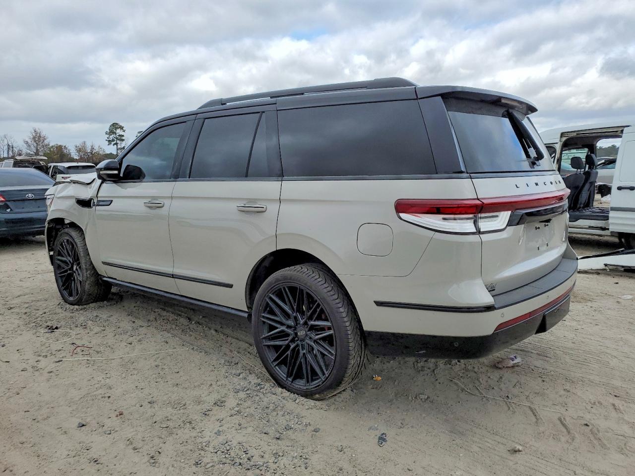2024 LINCOLN NAVIGATOR RESERVE photo 2