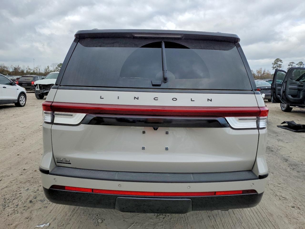 2024 LINCOLN NAVIGATOR RESERVE photo 6