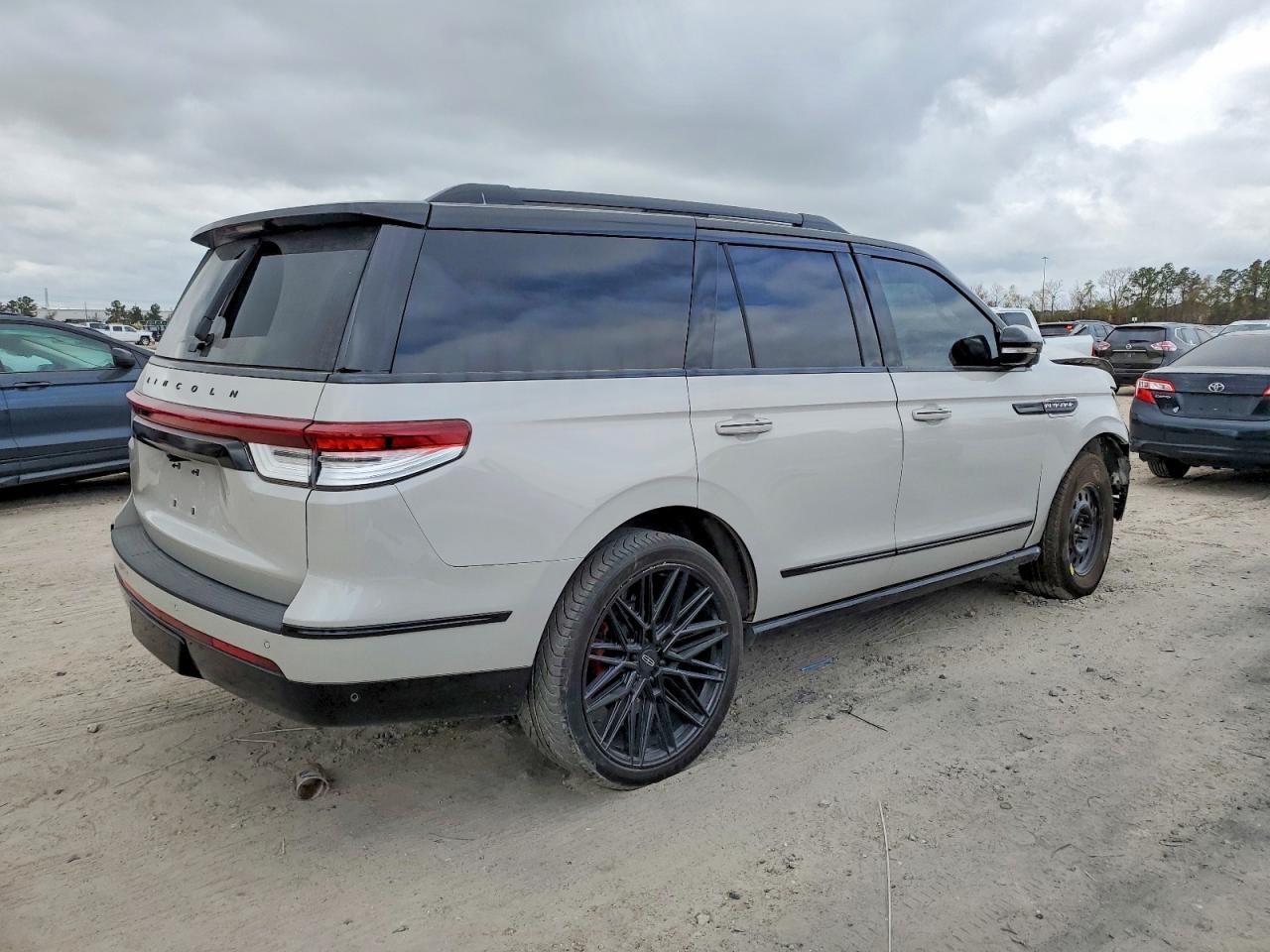 2024 LINCOLN NAVIGATOR RESERVE photo 3