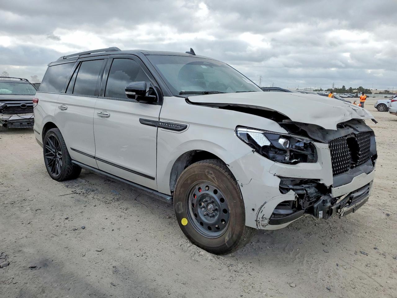 2024 LINCOLN NAVIGATOR RESERVE photo 4