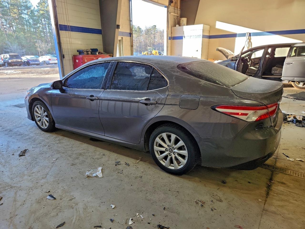 2018 TOYOTA CAMRY L photo 3