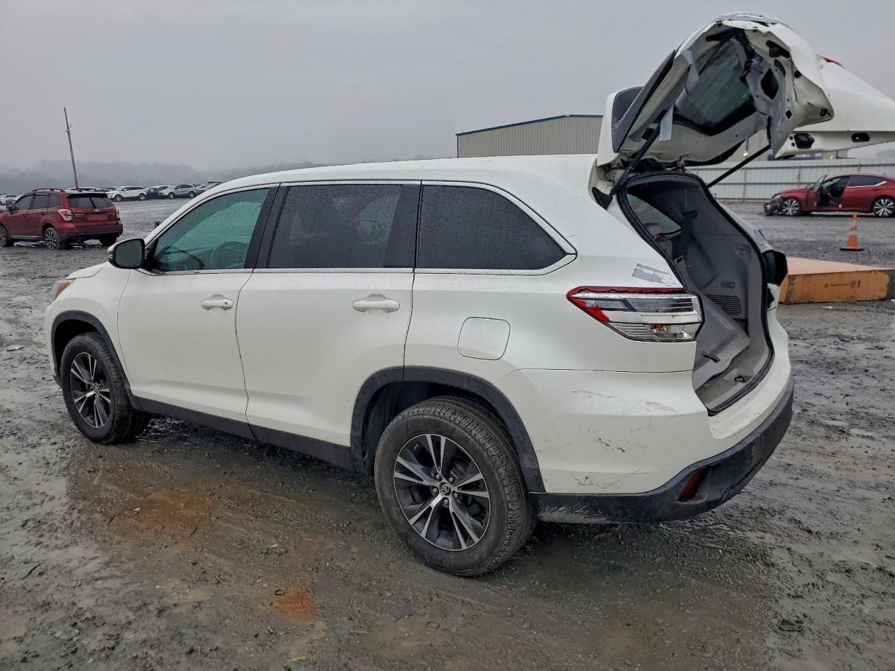 2019 TOYOTA HIGHLANDER LE photo 3