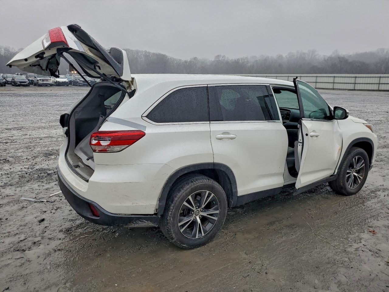 2019 TOYOTA HIGHLANDER LE photo 5