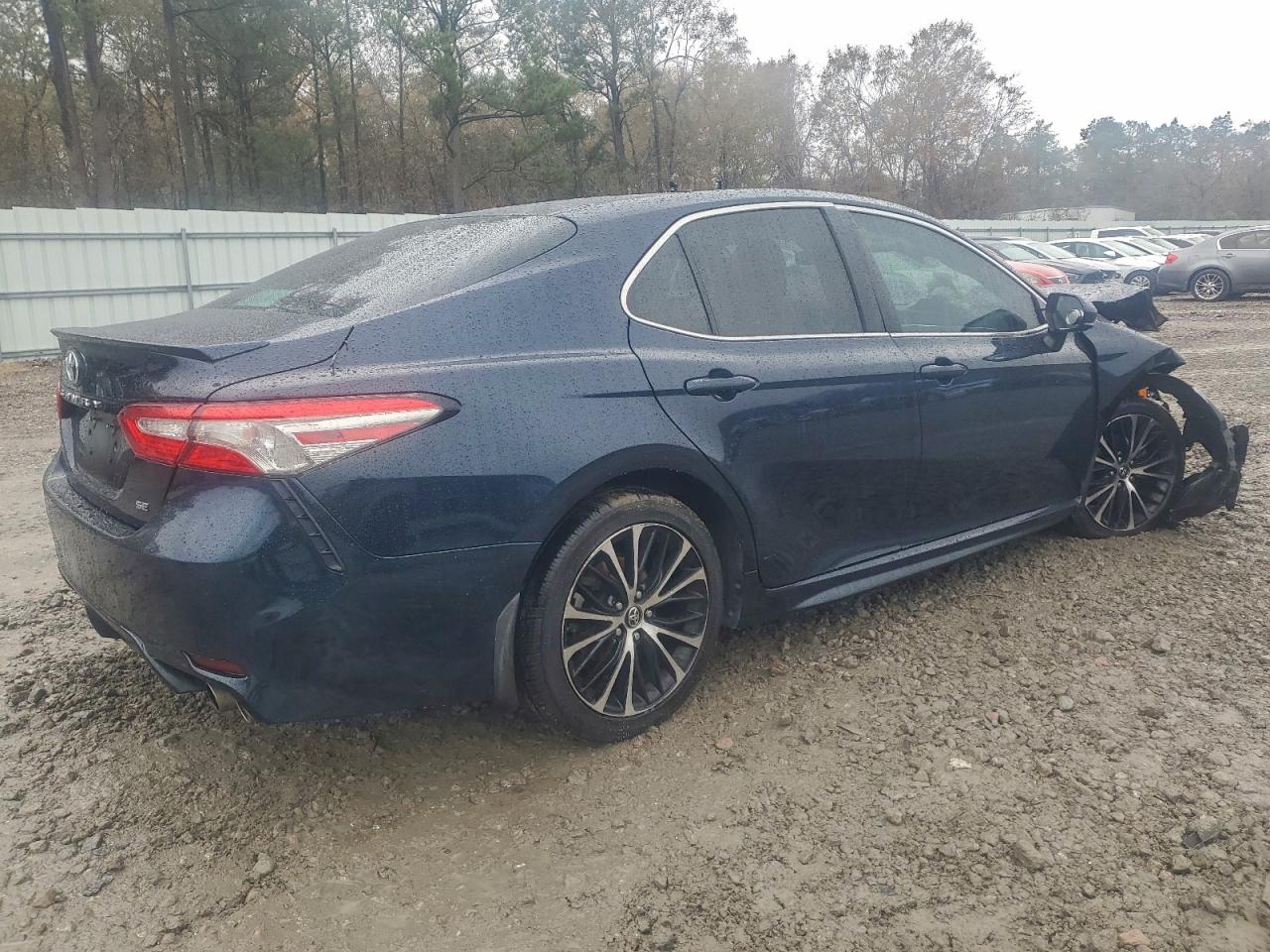 2018 TOYOTA CAMRY L photo 3