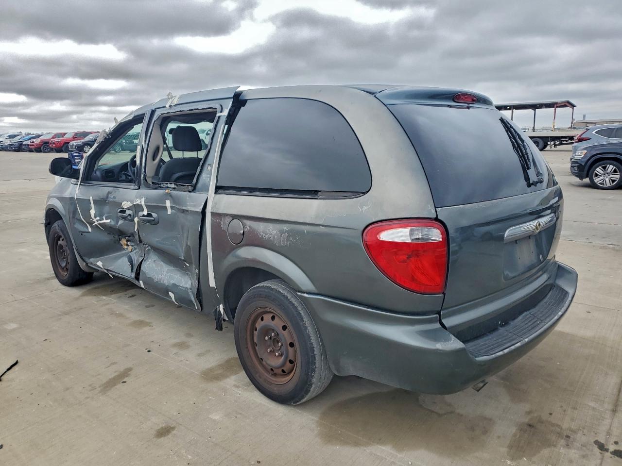 2006 CHRYSLER TOWN & COUNTRY LX photo 2