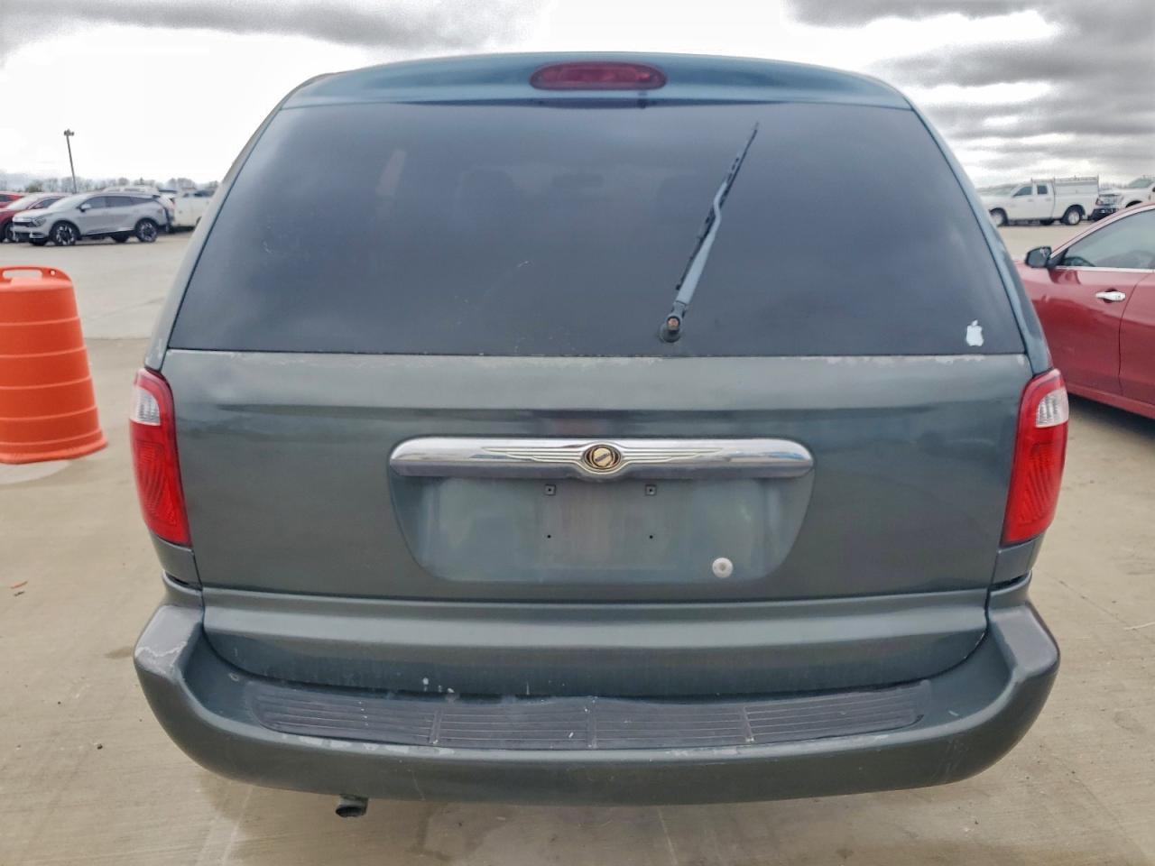 2006 CHRYSLER TOWN & COUNTRY LX photo 6