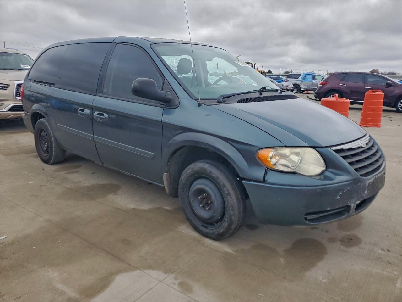2006 CHRYSLER TOWN & COUNTRY LX photo 4