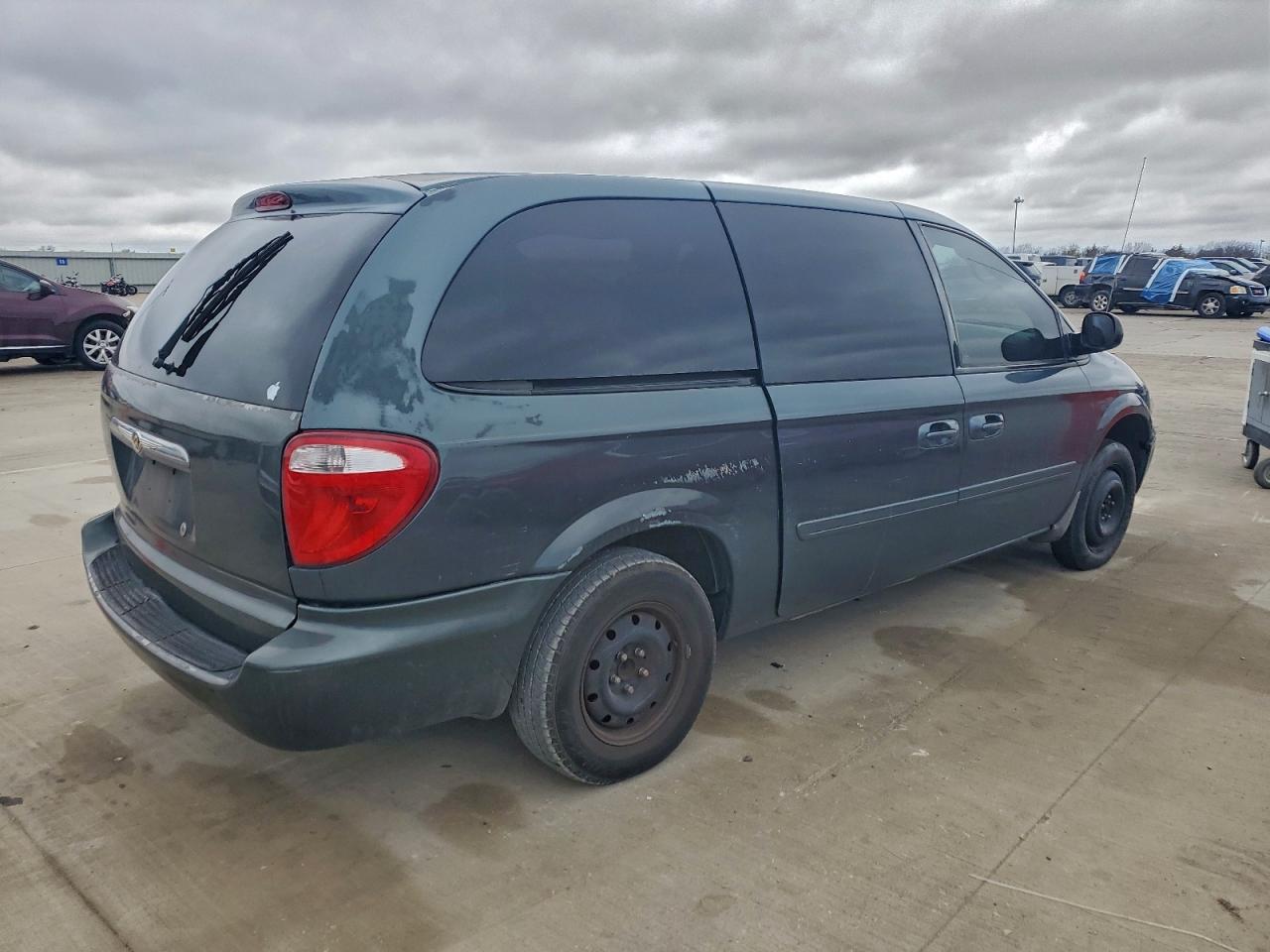 2006 CHRYSLER TOWN & COUNTRY LX photo 3