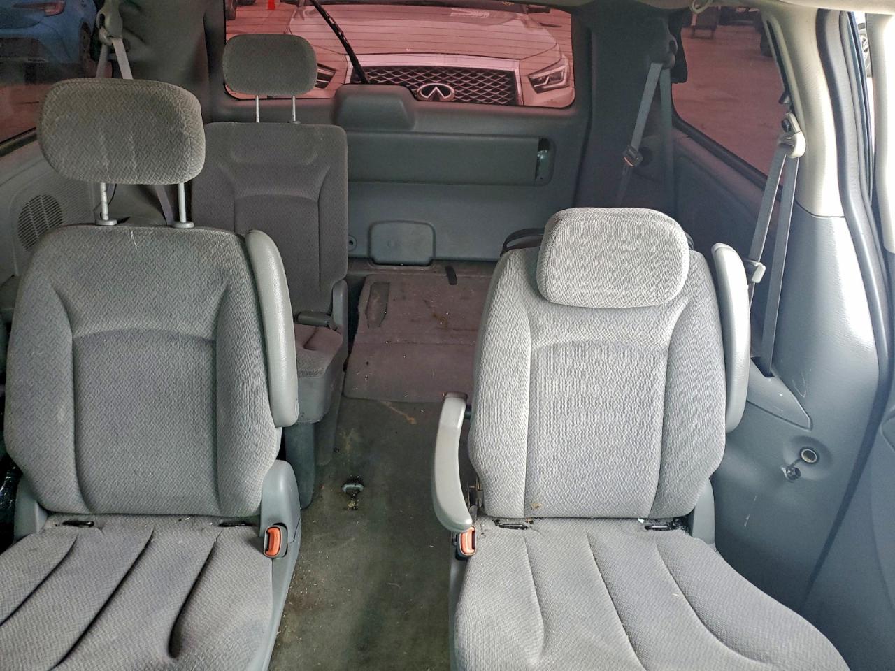 2006 CHRYSLER TOWN & COUNTRY LX photo 10
