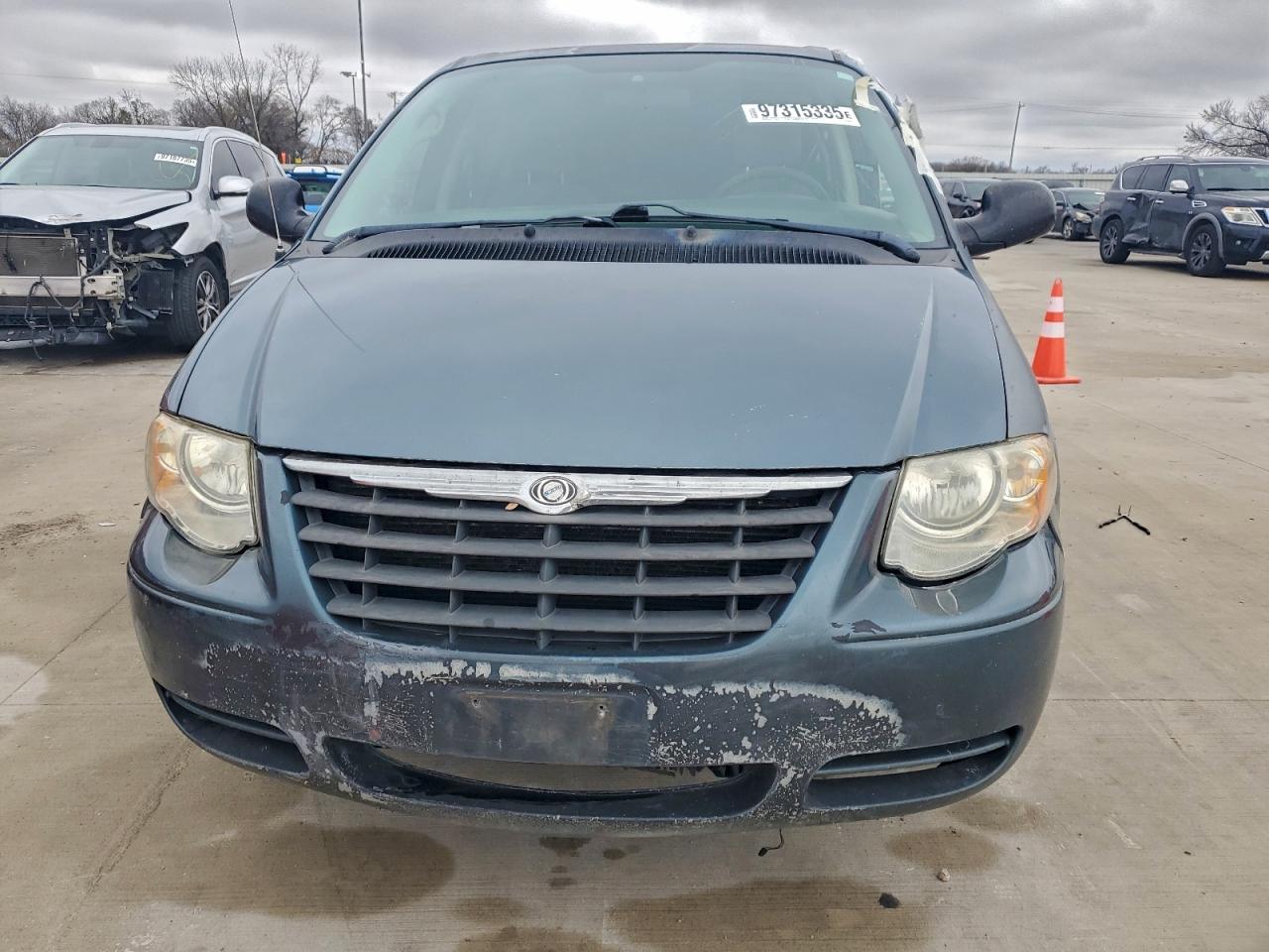 2006 CHRYSLER TOWN & COUNTRY LX photo 5