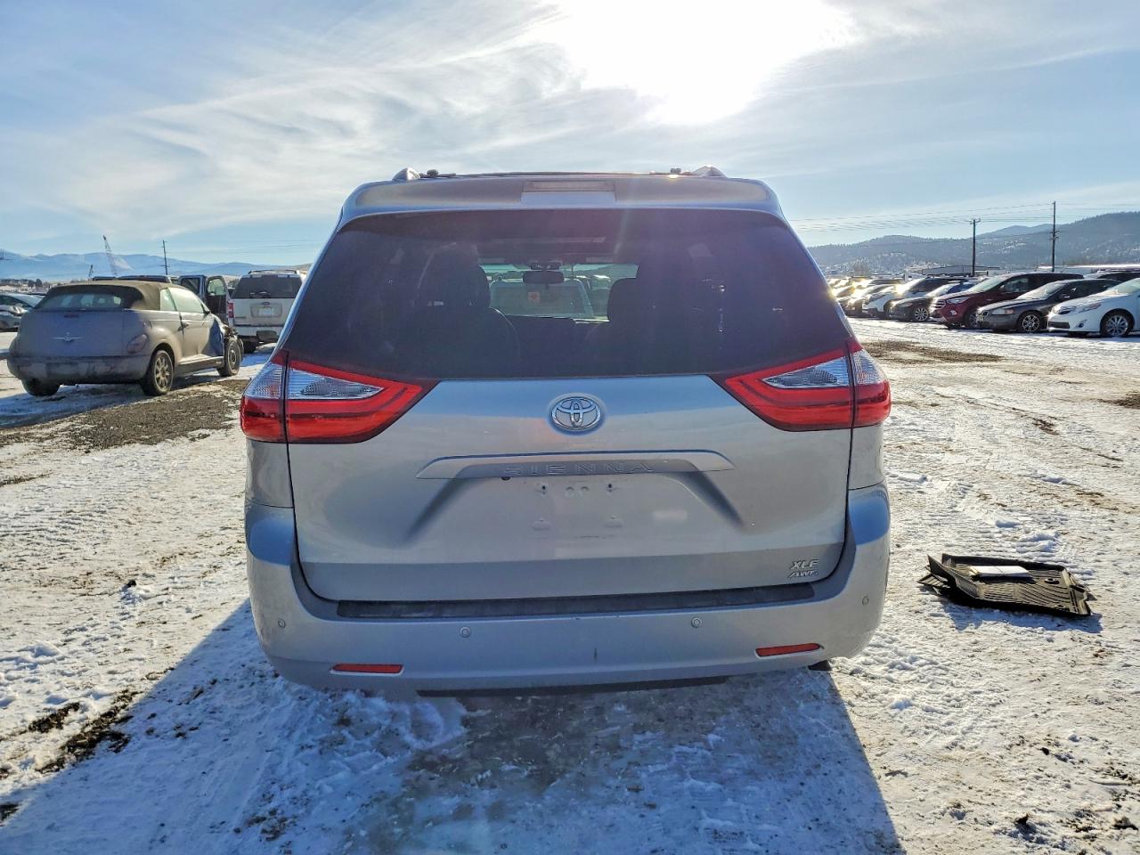 2017 TOYOTA SIENNA XLE photo 6