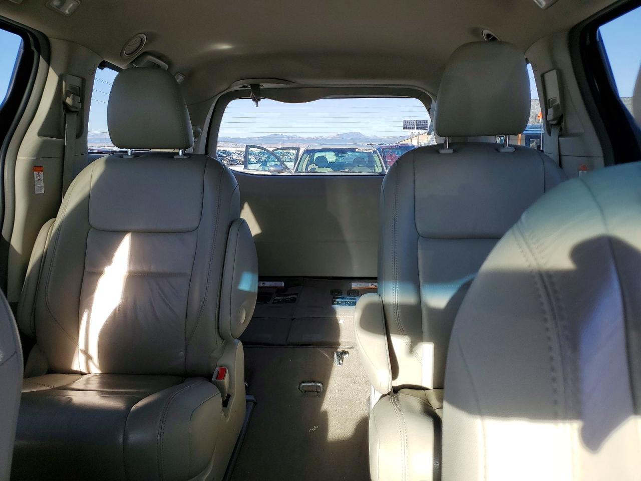 2017 TOYOTA SIENNA XLE photo 10