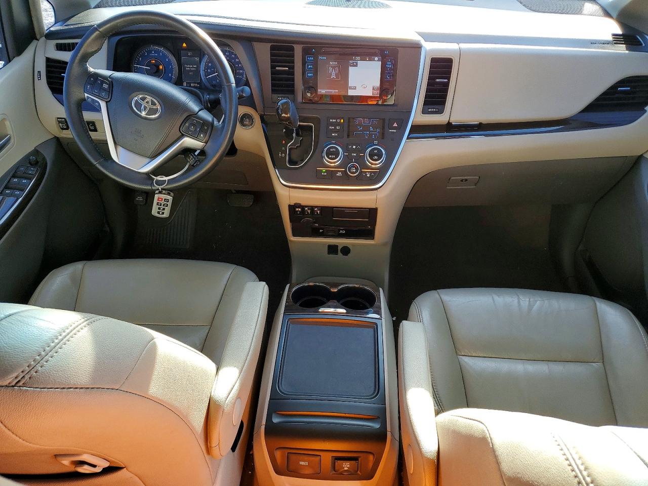2017 TOYOTA SIENNA XLE photo 8