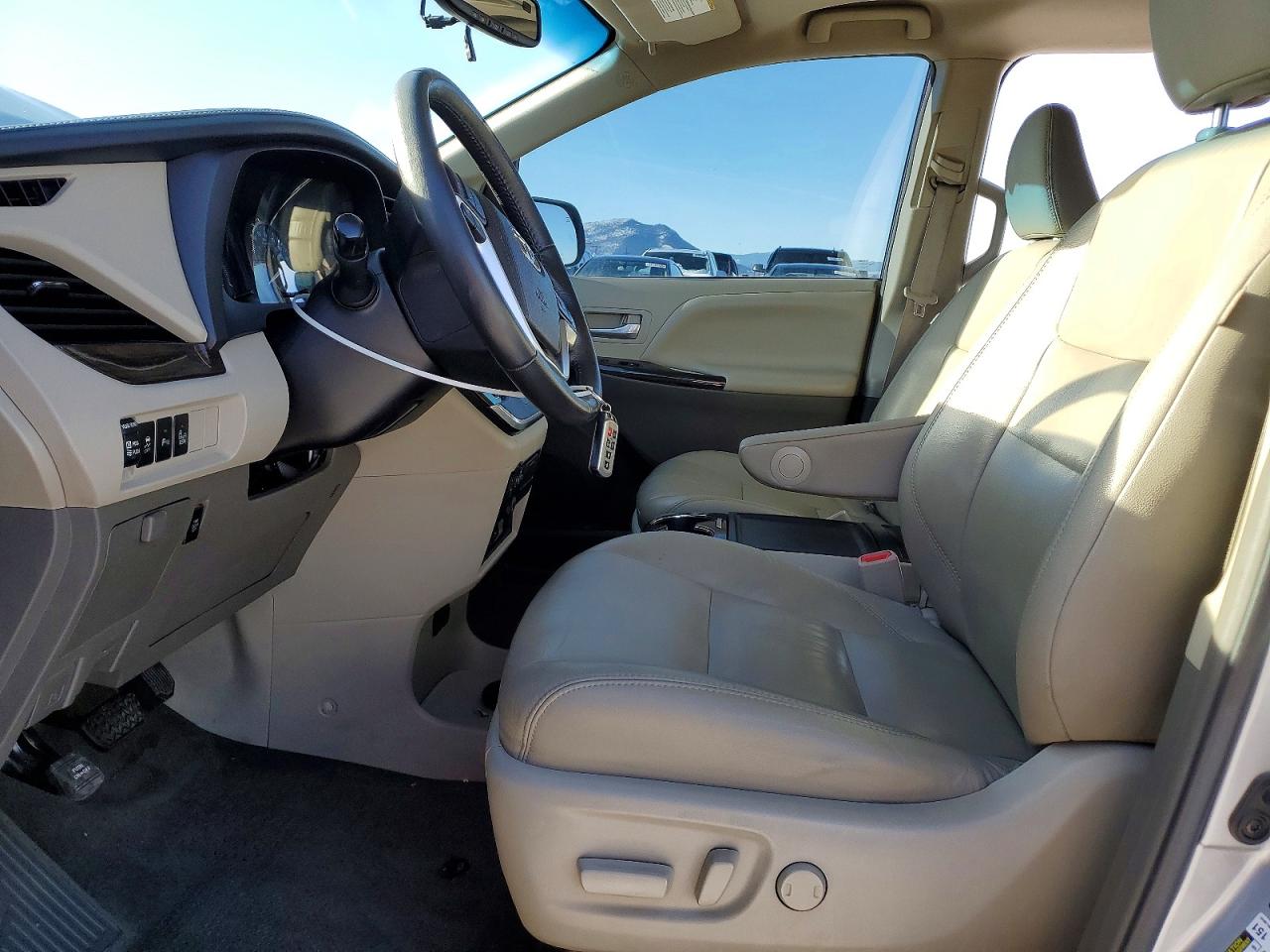 2017 TOYOTA SIENNA XLE photo 7