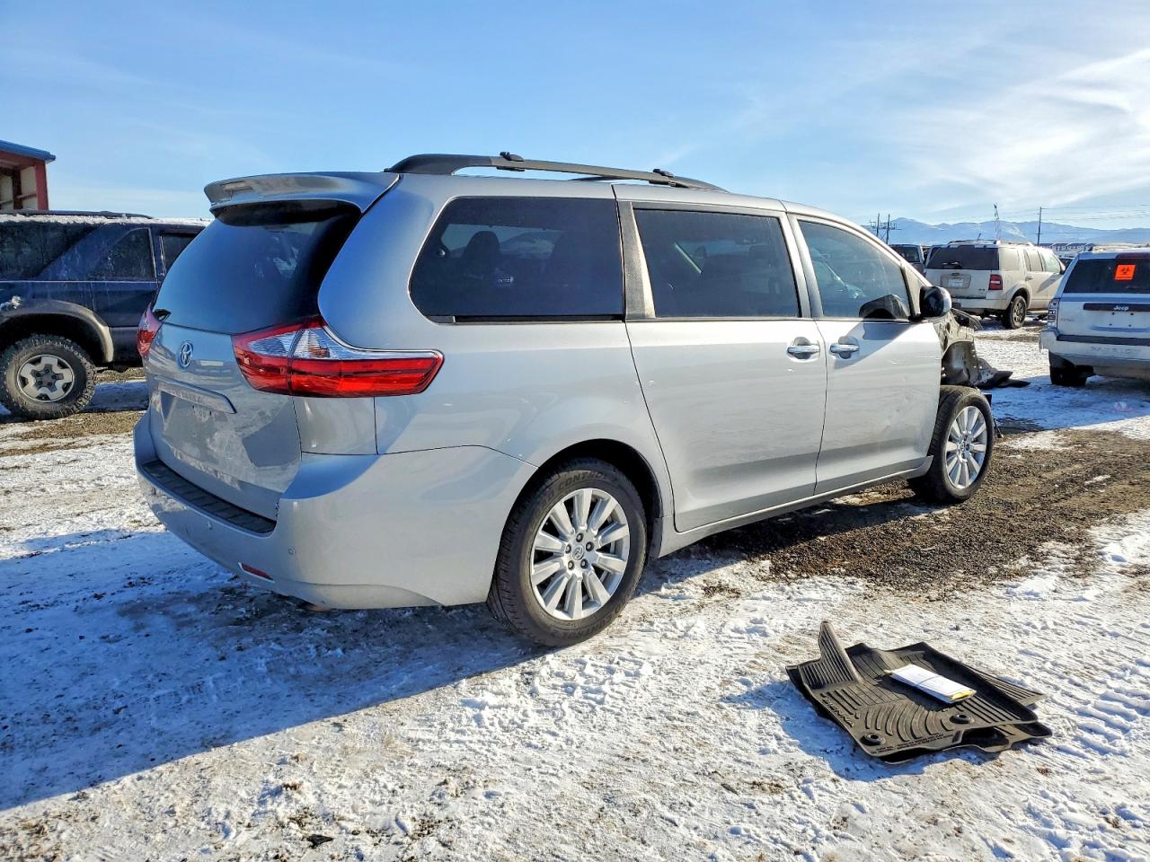 2017 TOYOTA SIENNA XLE photo 3