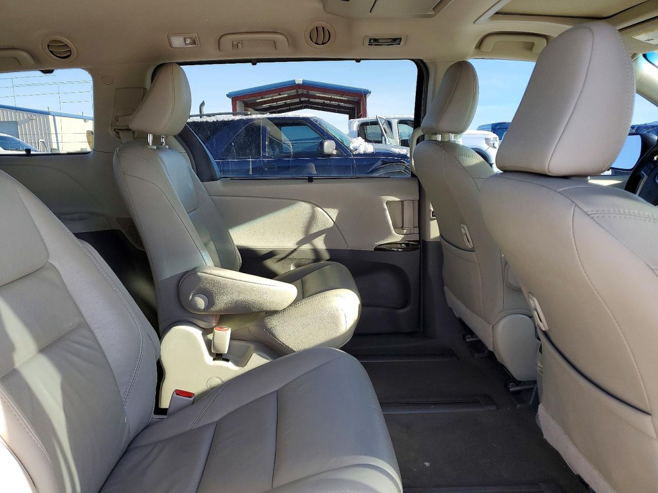 2017 TOYOTA SIENNA XLE photo 11