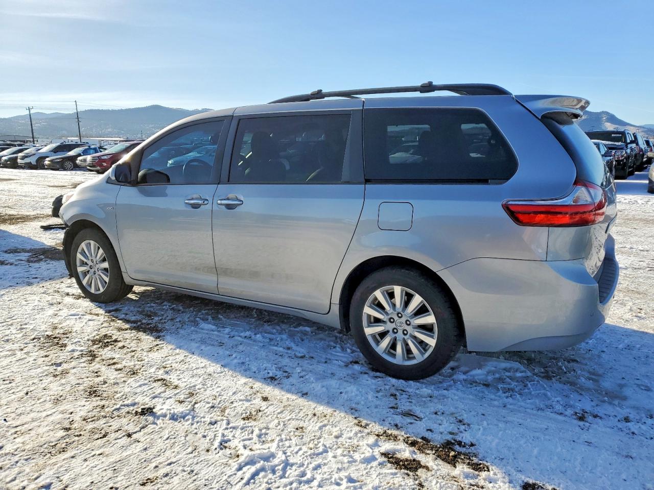 2017 TOYOTA SIENNA XLE photo 2