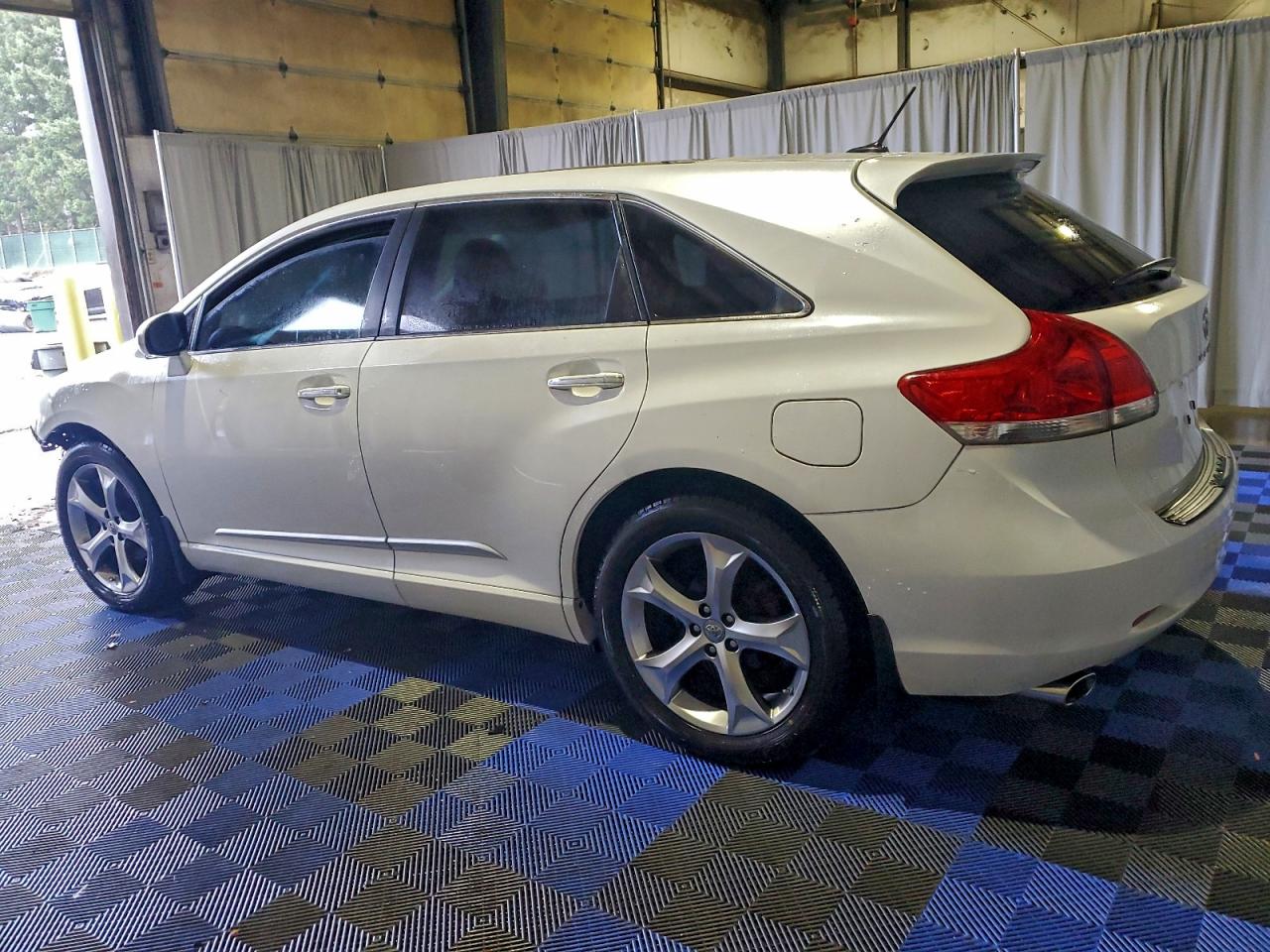 2011 TOYOTA VENZA photo 2