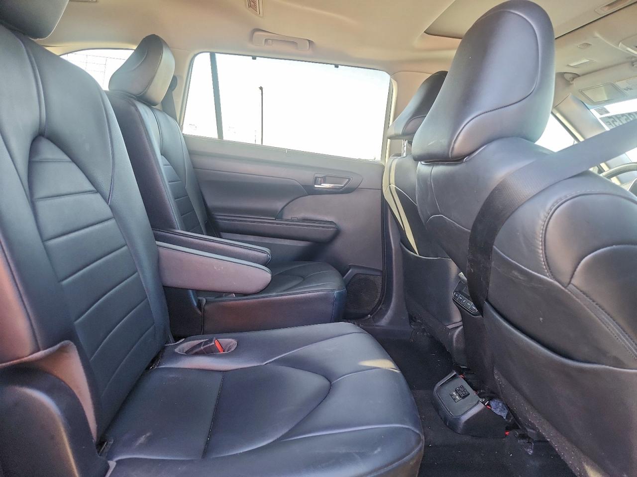 2020 TOYOTA HIGHLANDER XLE photo 31