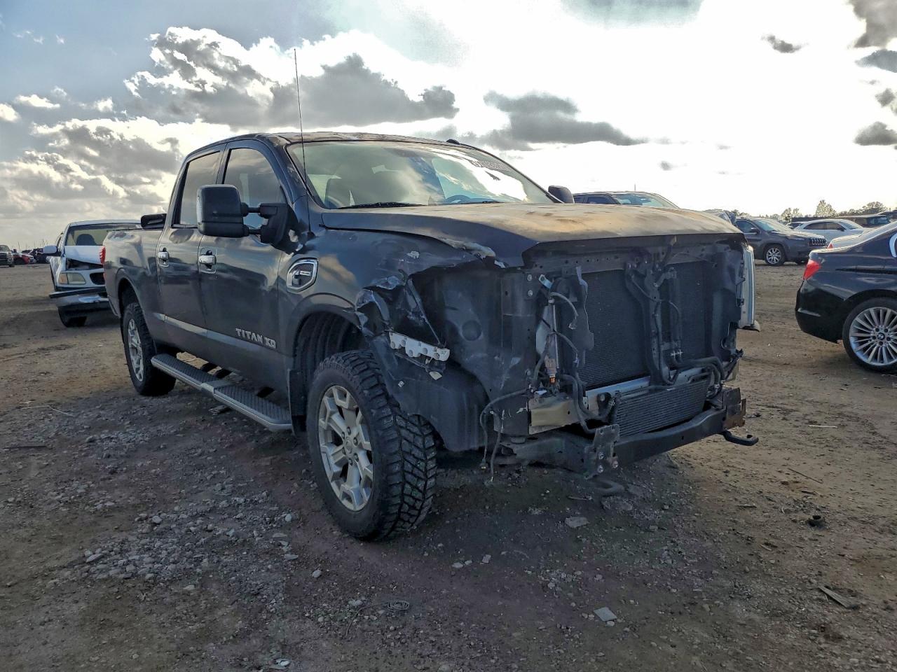 2017 NISSAN TITAN XD SL photo 4
