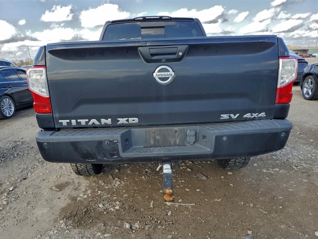 2017 NISSAN TITAN XD SL photo 6