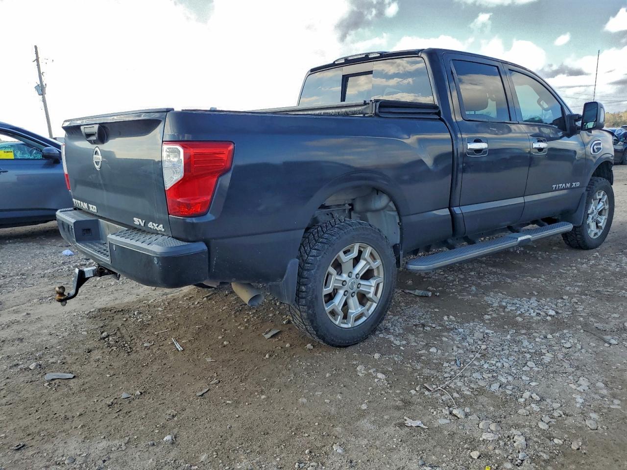 2017 NISSAN TITAN XD SL photo 3