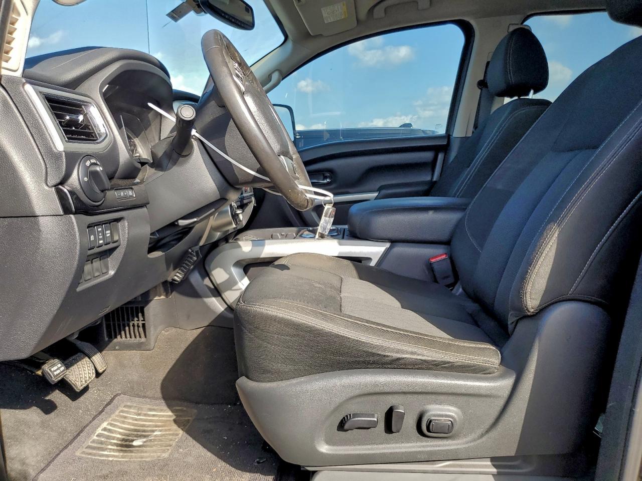 2017 NISSAN TITAN XD SL photo 7