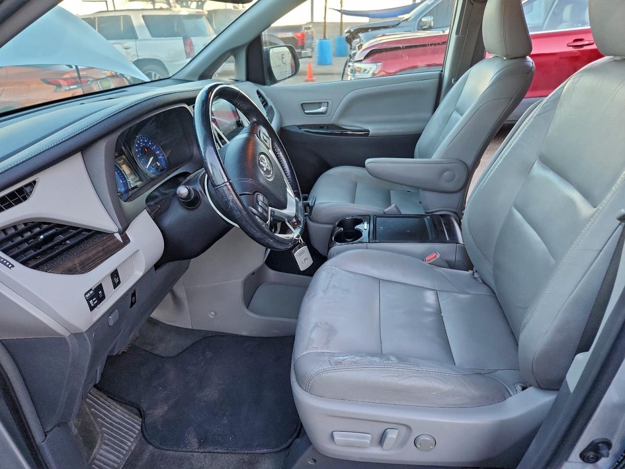 2016 TOYOTA SIENNA XLE photo 13